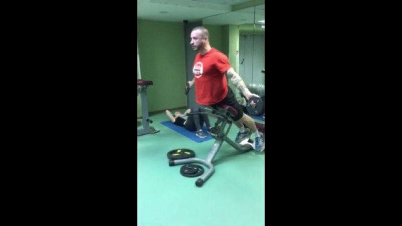 Гиперэкстензия с двумя блинами