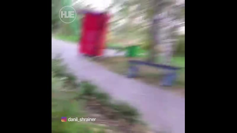 В красноярске двое парней потроллили кассира в парке