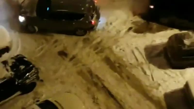 Пьяный водитель в костюме санты протаранил машины в подмосковном раменском