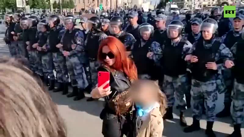 "раша тудэй" показала видео как бы шутливой подписью «номинант на премию «мать года» протесты в москве, 03 08 2019