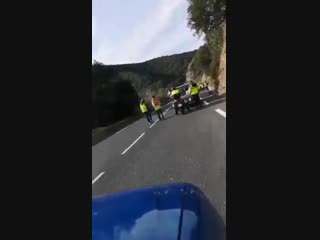 Ça se prépare pour le blocage de la frontière franco espagnole apparemment avec les #giletsjaunes