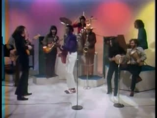 Chuck berry and john lennon in 'the mike douglas show' played "memphis, tennessee" and "johnny b goode"