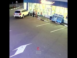 Голая девушка отоварилась на азс газпром