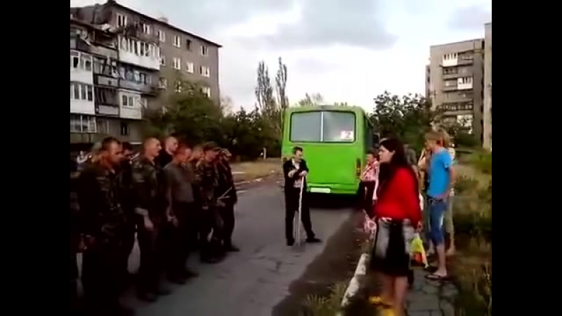 Снежное пленные каратели перед жителями города (архив 2014 года)