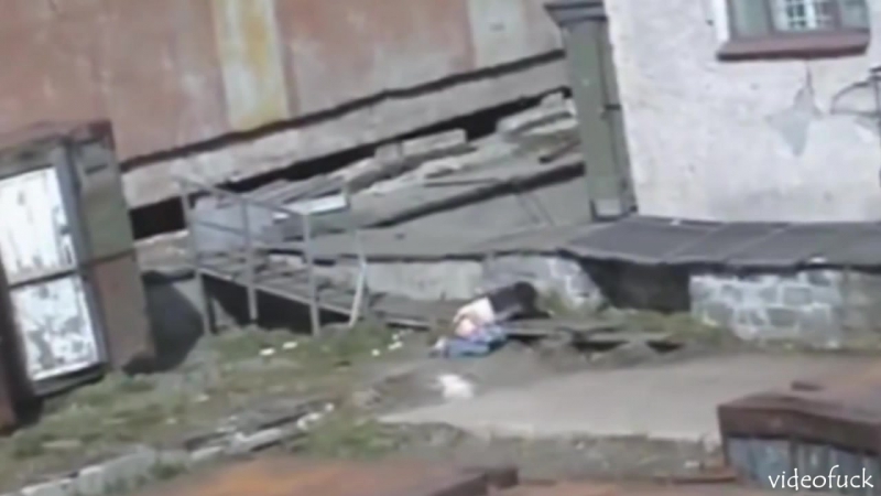 Решила поссать за углом