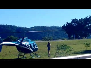 Puta sendo deixada no trevo de helicóptero