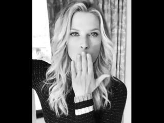 Ali larter sends an air kiss )