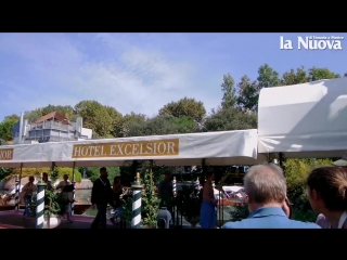 Mostra del cinema, larrivo in darsena di emma stone