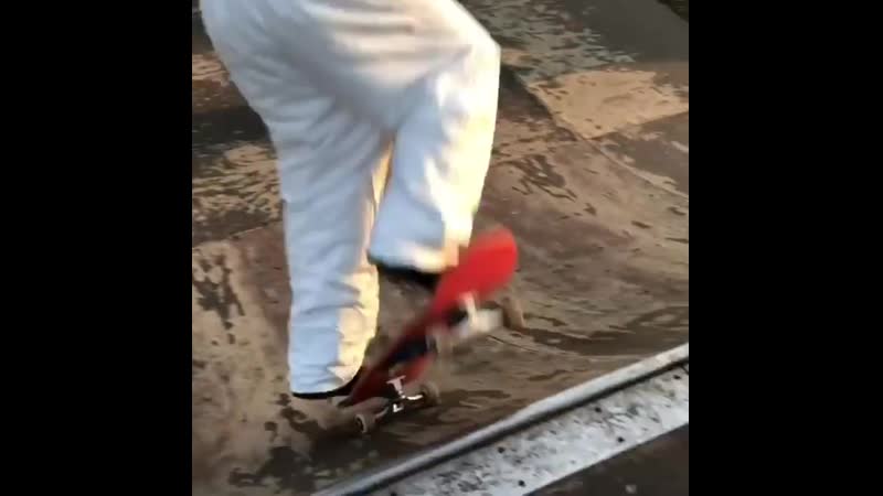 Парень катается на скейте под треки kizaru