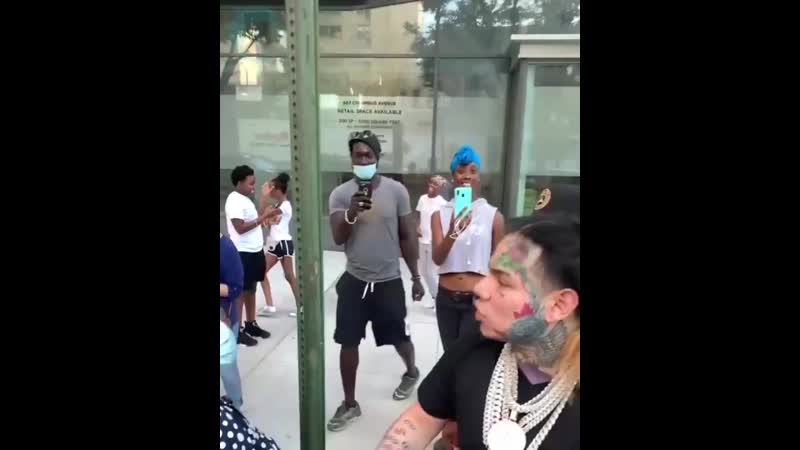 6ix9ine раздаёт бабки