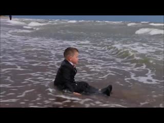 Вот как надо встречать 1 сентября школьник в море очень смешно супер видео прикол ржака до слез ужас шок голые юмор 18+