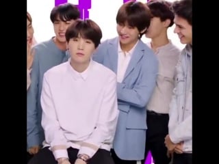 Джун поет партию хоби, чтобы заставить юнги улыбаться 🤔