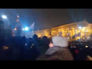 На майдані незалежності тривають сутички між фопами протестувальниками та поліцією