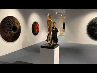 Алеся на приватном просмотре выстаи «the big implosion theory»