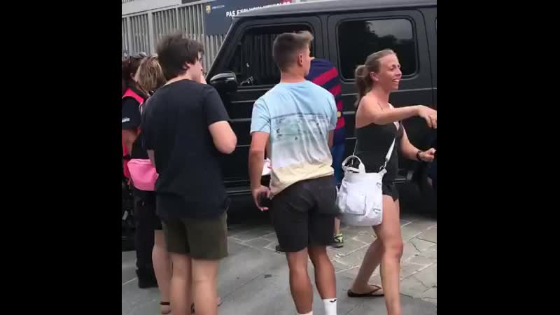 Дембеле с фанатами