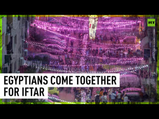 Thousands of muslims gather in giza to break their fast with iftar