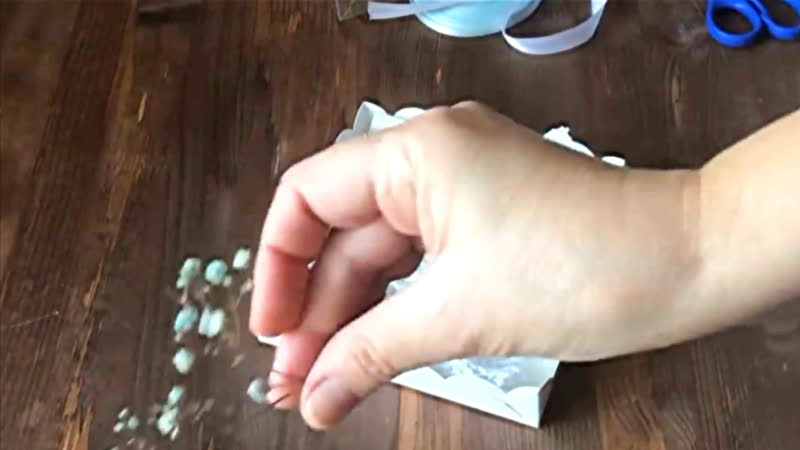 Упаковываю воротничок для подарка