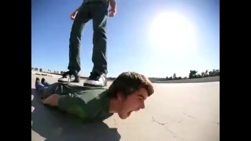 Человек скейтборд