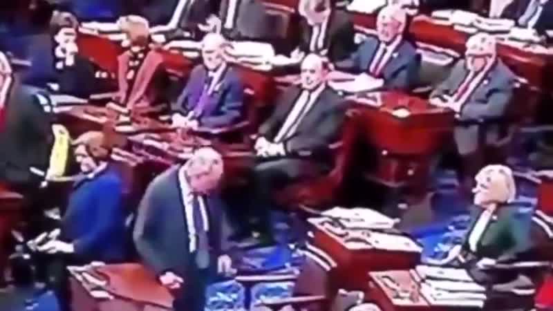 Дед просил уступить место у пустого стула, сша