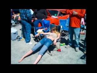 Девушка носит короткую юбку и при этом не одевает трусики