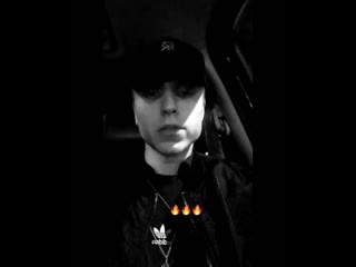 Она курит никотин