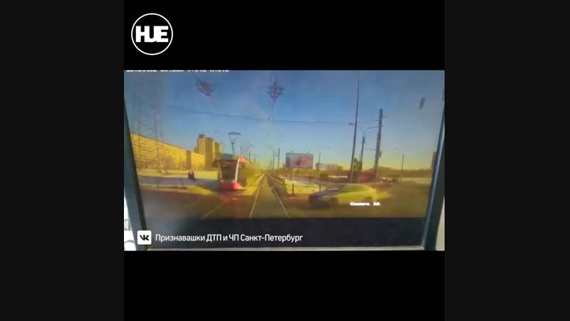 В питере водитель врезался сразу в два трамвая