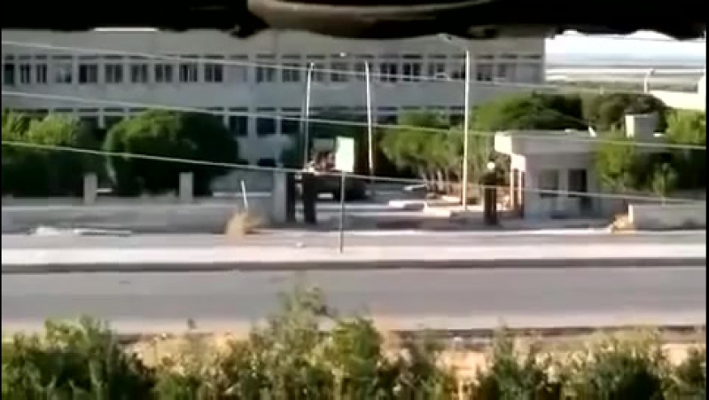 Сирия поражение правительственной бронетехники боевиками сса у ворот госпиталя в алеппо 28 07 2012