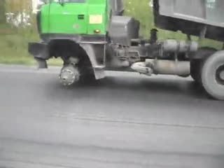 Лучший прикол года смешное видео мега ржач приколы ржака интересное авто грузовик едет без колеса машина ужас шок