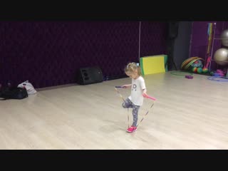 Маляа прыгает со скакалкой фристайл