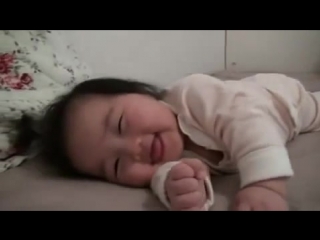 Bebe duerme y sonrie(360p) mp4