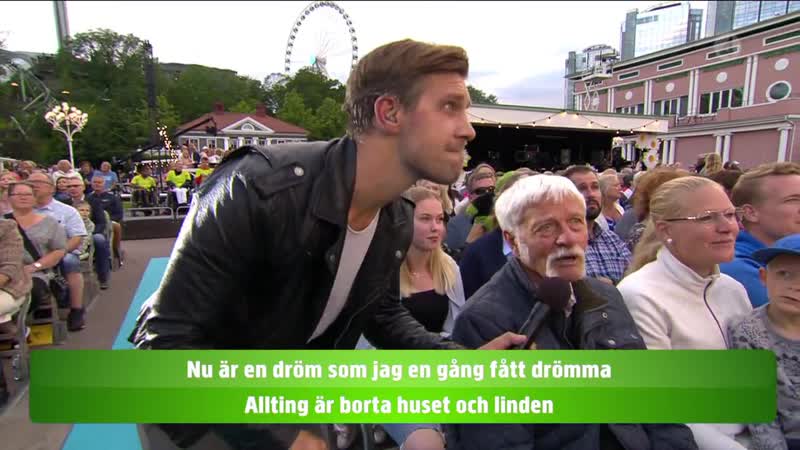 Per andersson, linus wahlgren, ulla skoog och publikeen lyckliga gatan (lotta på liseberg )