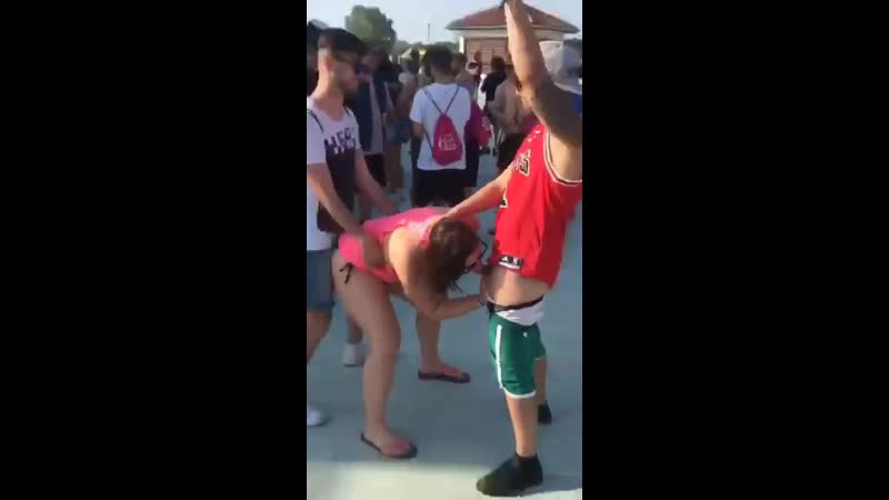 😎 пока один просто терся в танце, второй достал болт и дал его на ротан, без всяких прелюдий!