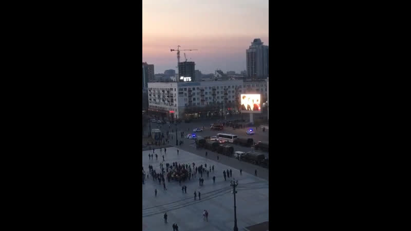 В хабаровске протестующие во время несогласованной акции смотрели выступление владимира путина