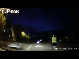 В городе реж гибддшники забыли поставить свой автомобиль на ручник