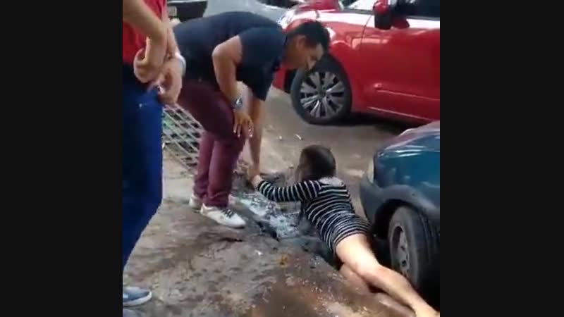 Пьяная, танцующая женщина упала в лужу