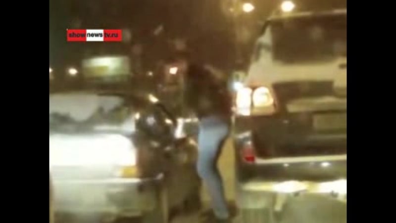 Тау пилот "крузака" со сломанной рукой бьёт бухого водилу real video