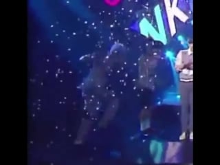 150607 chanyeol and baekhyun surprised by the exploding confettis during winner annoucement