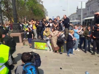 Полицейские избивают протестующих в москве