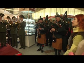 Брытанскія вайсковыя музыкі на адкрыцьці кніжнай выставы ў менску