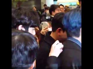 Soobin removing something on yeonjuns back have a safe flight, loves ️ yeonbin