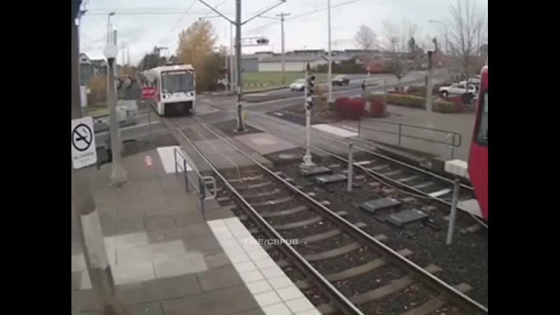 Девушка так сильно спешила по своим делам, что не заметила трамвай