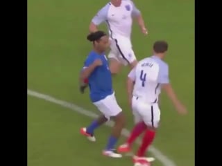 Роналдиньо издевается