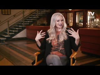 The flash and arrow stars tease crisis on infinite earths