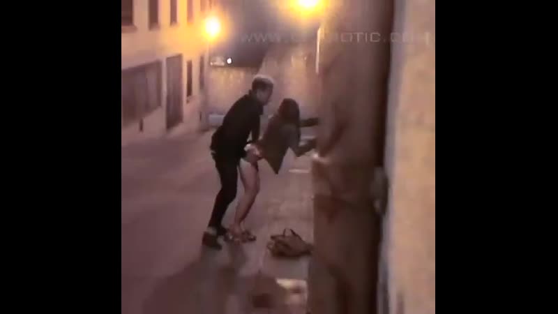 Порно видео секс в переулке