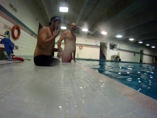 Bilaterals amputees above the knee stump training in a swimming pool without legs без обеих ног