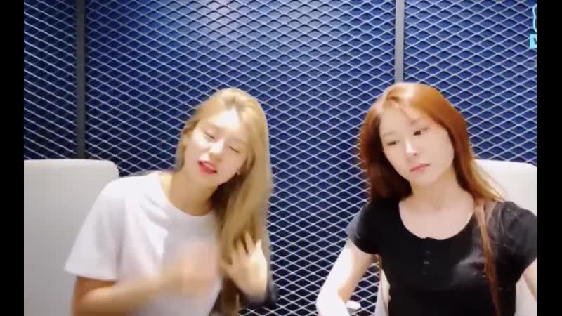Chaeryeong and yeji from itzy listen to porn sweat &amp; tears on their vlive