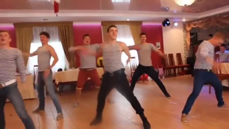Наш ответ лезгинке! русские парни зажигают на свадьбе! ))