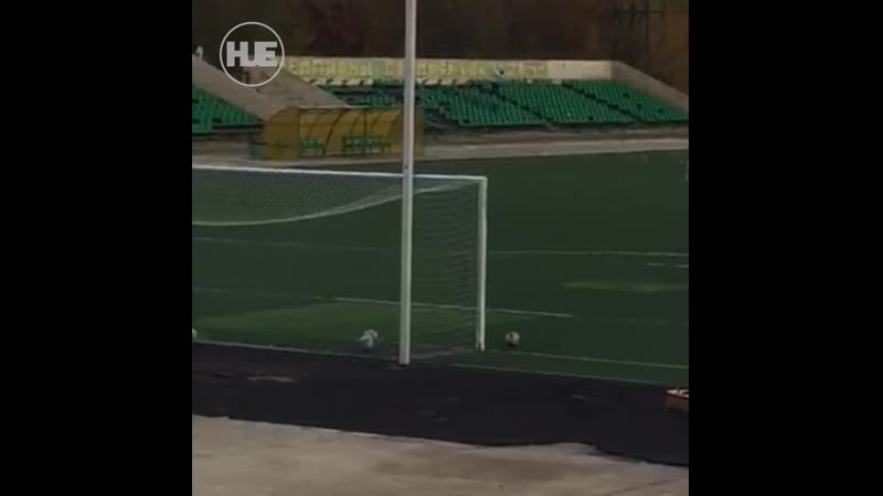 Пьяный вандал разгромил футбольные трибуны, а юные спортсмены его сдали копам