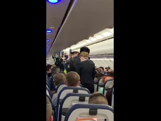 Копам пришлось мужика выволакивать из кресла с применением силы