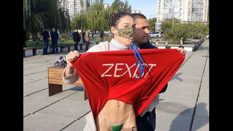 Активистка femen встретила президента с женой возле избирательного участка без нижнего белья и со свистком